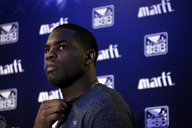 快船后场铁闸在攻防两端表现的反差明显？.