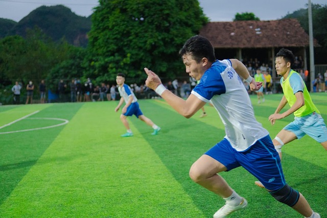 康宁汉姆因伤缺席活塞对阵骑士比赛，仅需三场胜利锁定季后赛资格.